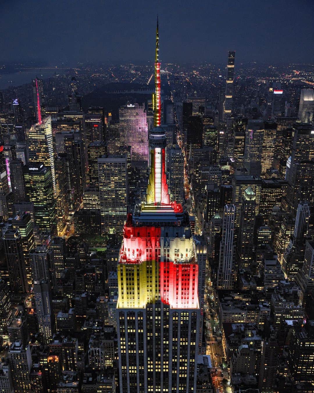 Empire State Buildingさんのインスタグラム写真 - (Empire State BuildingInstagram)「Turning our lights into a live, virtual scoreboard for tonight’s #BigGame! Here’s how it works: ⠀⠀⠀⠀⠀⠀⠀⠀⠀ ➡️ Game start: Split @49ers & @chiefs colors 🏈 ➡️ Each score: Team colors sparkle for 1 minute ✨ ➡️ Throughout the game: Lit in leading team’s colors ❤️ ➡️ Tie score: Back to split colors 🙌 ➡️ End game: Winning team’s colors for the rest of the night!」2月3日 1時54分 - empirestatebldg