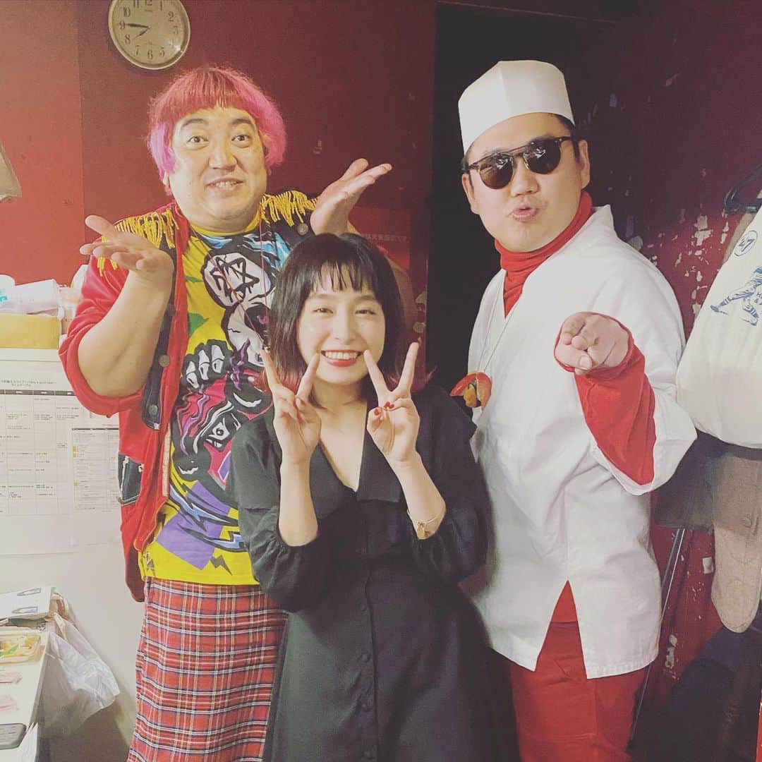 デッカチャンのインスタグラム：「トミタ栞ちゃんの第7回トミタ栞誕生日ライブ〜I have a good idea！〜にオープニングDJとそのままバックDJとして出させてもらいました。 ウラシマンタロウ君もまさかのアンコールで出てきて10分ネタという所業！ でも栞ちゃんのファンの方はめちゃくちゃ暖かかったなぁ。 みんなの栞ちゃんの好きすぎて家族な感じが伝わってきました！ それに甘えることなく、新曲やツアーもやるみたいなので今後も楽しみ。 新曲 #エンドレスゲーム めちゃくちゃライブで盛り上がるし、 ロケットマンさんとの未発表曲も素敵! 今度は僕も栞ちゃんと一緒に曲が作れたらいいな。 もちろんWITH 寿司DJで🍣 スシ喰いねぇ！のネクスト寿司ソングを狙いましょう♪ という独り言は無視して、 本編のライブもめちゃくちゃよかったですね。 弾き語りも僕は素人ですが前よりもかなり磨きがかかってて良かったで寿司。 オケでも栞ちゃんのパワーに包まれてファンタジーな空間でした。 オフ会で蛍光Tシャツでみんなでディズニーツアーとかやってほしいですね笑 トミタ栞ちゃんお誘いありがとう！ そして26歳のお誕生日オメデッカチャンだよ🎂🥁 さるぼぼリスペクト✌️」