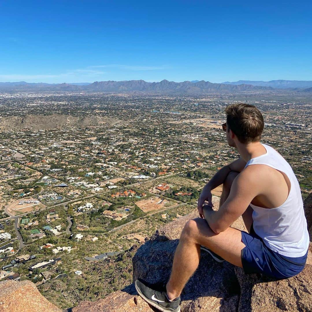 ダグラス・ラザノのインスタグラム：「Annual trek up Camelback: check ✔️ 🌵#camelbackmountain #arizona」