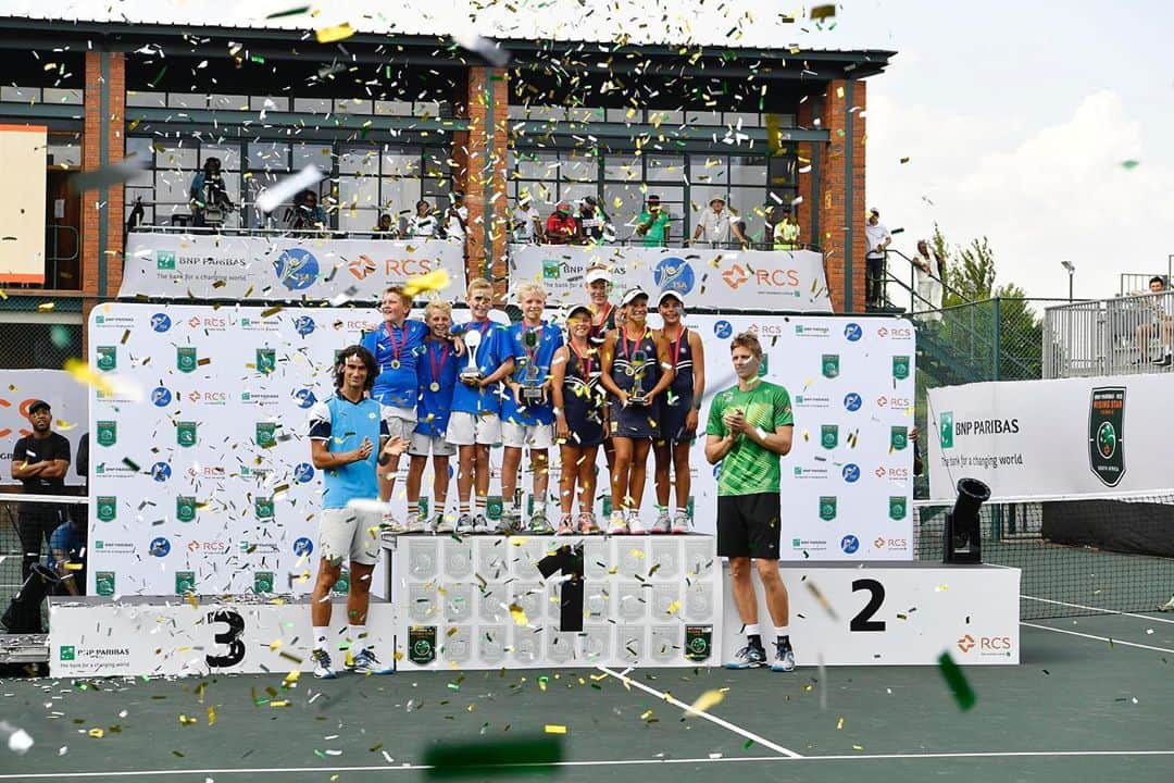 のインスタグラム：「Here they are... your Champions! Grey College and Oranje Meisieskool were crowned boys and girls champions at the inaugural BNP Paribas RCS Rising Star Tennis national finals here in Soweto today. Well done to all participating teams! 👏 🇿🇦 #RisingStarTennis」