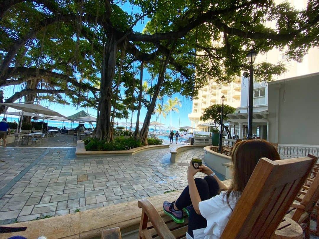 長谷川朋美さんのインスタグラム写真 - (長谷川朋美Instagram)「1年ぶりの# hawaii に到着🌈 ・ 早朝着いたので、まずはゆる〜く#breakfast と#coffeetime ☕️ ・ 今回#アラスカ 行く前の2日間の滞在。完全ノープラン😂 ・ やっぱりハワイは気候が最高。癒される〜❤️ ・ #trip #beach #waikiki #heavenly #coffee #honolulucoffee」2月3日 3時43分 - hasegawa.elena.tomomi