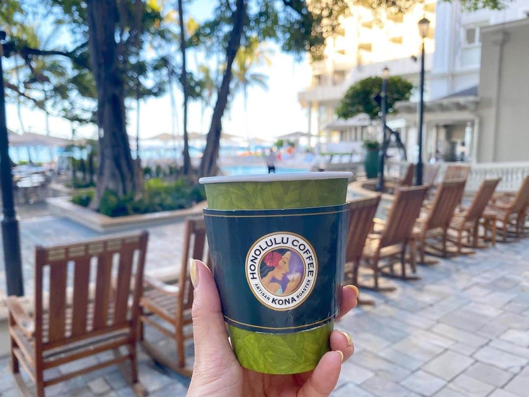 長谷川朋美さんのインスタグラム写真 - (長谷川朋美Instagram)「1年ぶりの# hawaii に到着🌈 ・ 早朝着いたので、まずはゆる〜く#breakfast と#coffeetime ☕️ ・ 今回#アラスカ 行く前の2日間の滞在。完全ノープラン😂 ・ やっぱりハワイは気候が最高。癒される〜❤️ ・ #trip #beach #waikiki #heavenly #coffee #honolulucoffee」2月3日 3時43分 - hasegawa.elena.tomomi