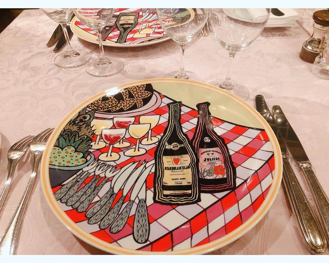 佐藤愛子のインスタグラム：「お友達の誕生日をお祝いするために行ったフランス料理のお店のお皿。食べる前からわくわくする柄でした。  #フランス料理 #フレンチ #南青山 #骨董通り」