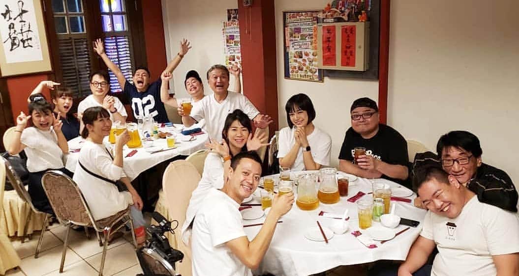 服部ひで子のインスタグラム：「シンガポールで、川畑座長に、大大大大ご馳走いただいた時の１枚🇸🇬✨。 偶然にも、 全員 Black or Whiteーーー👀‼️⚫⚪ ちなみに 全然関係ないですが、  当時、 プロデューサーとして活動していた  accessの浅倉大介さんが、  自身のソロシングルで 歌ってくれる  ゲストボーカルを探していたところ、 『この曲は彼しか考えられない！！！』 と、選ばれた男性がいました。  そして その時のシングルの名前が、  浅倉大介 expd.西川貴教 『 BLACK OR WHITE？ 』  そう、 この曲を経て  のちに彼は、 『T.M.Revolution』としてデビューするのです。  と言うわけで、  西川貴教さんが デビューするきっかけになった曲。  それは、まさに 『 BLACK OR WHITE 』なんです‼️‼️‼️ BLACK OR WHITE は、マイケルジャクソンのものだけじゃなかったんですね～✨ オタクの小話にお付き合い、ありがとうございました(笑)  #吉本新喜劇 #よしもと新喜劇 #新喜劇 #シンガポール」