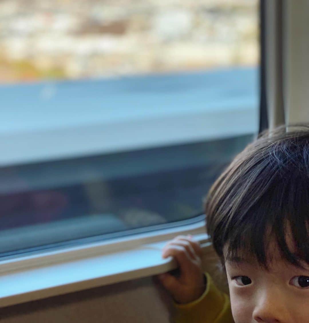 島崎直也のインスタグラム：「新幹線大好き  #新幹線 #2歳 #2years」