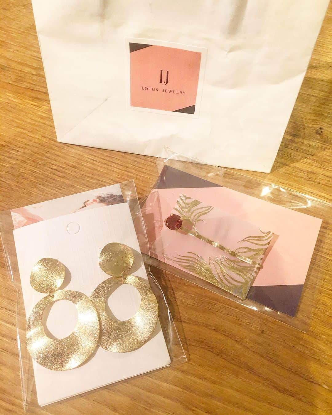 うえむらちかさんのインスタグラム写真 - (うえむらちかInstagram)「2/3 (月)まで #渋谷マルイ 1階 の"SHIBUYA BASE"にてPOPUPを開催してる﻿ ﻿ @lotus_design_official﻿ ﻿ に行ってきました💎﻿ ﻿ ﻿ Instagramで気になってたピアスを直に試せてほくほく💕﻿ 普段大きめのピアスをつけることがあまりなかったので、真鍮のゴールドピアスに新しく挑戦したらぶち可愛かったです❣️﻿ お洒落の幅が広がりそう〜✨﻿ ﻿ #スワロフスキー のピアスとも迷ったんですが﻿ スワロフスキーがついてるヘアピンを先着プレゼントでいただき、更に色が選べたので、大好きな赤にしました🎁﻿ ﻿ 趣味のカープ観戦にもつけていける笑﻿ ﻿ POPUPは今日までですが﻿ 可愛いアクセサリーがたくさんあるのでInstagramも覗いてみてね👀💕﻿ ﻿ ﻿ 店内には﻿ #LOTUS の写真を撮っているカメラマンの @koukoshi さんもいらっしゃって #フォトスポット で撮影していただきました📸﻿ ﻿ 飾ってある風景写真も素敵なので﻿ 是非行ってみてください✨﻿ 撮影秘話もたくさん聴けますよ🌋﻿ ﻿ ﻿ 💍開催場所﻿ 渋谷マルイ 1階 「SHIBUYA BASE」﻿ 💍開催期間﻿ 1/28 (火)〜2/3 (月)﻿ 💍営業時間﻿ 11:00〜21:00﻿ ※最終日2/3(月)は17時まで﻿ 💍住所﻿ 〒150-0041 東京都渋谷区神南1丁目22−6﻿ ※MODIではなく、ZARAの横にある建物﻿ ﻿ ﻿ #lotus_ootd #ロータスジュエリー #アクセサリー #アクセサリー好き #ジュエリー #ピアス #着画くらぶ #プレゼント #大人カジュアル #大人可愛い #piace #juwelry #お洒落さんと繋がりたい #渋谷 #ゴールドピアス  #accessory #jewelryshop #lotusjewelry #handmade #madeinjapan #popupstore #shibuya #大人コーデ #MEWSREFINEDCLOTHES﻿ #ミューズリファインドクローズ﻿ #ミューズootd」2月3日 13時34分 - uemurachika