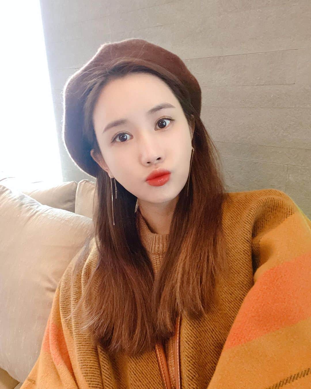 イ・ダヘのインスタグラム：「맛있게 냠냠^^ 선물도 고맙뜹니다♥️#쥐띠」