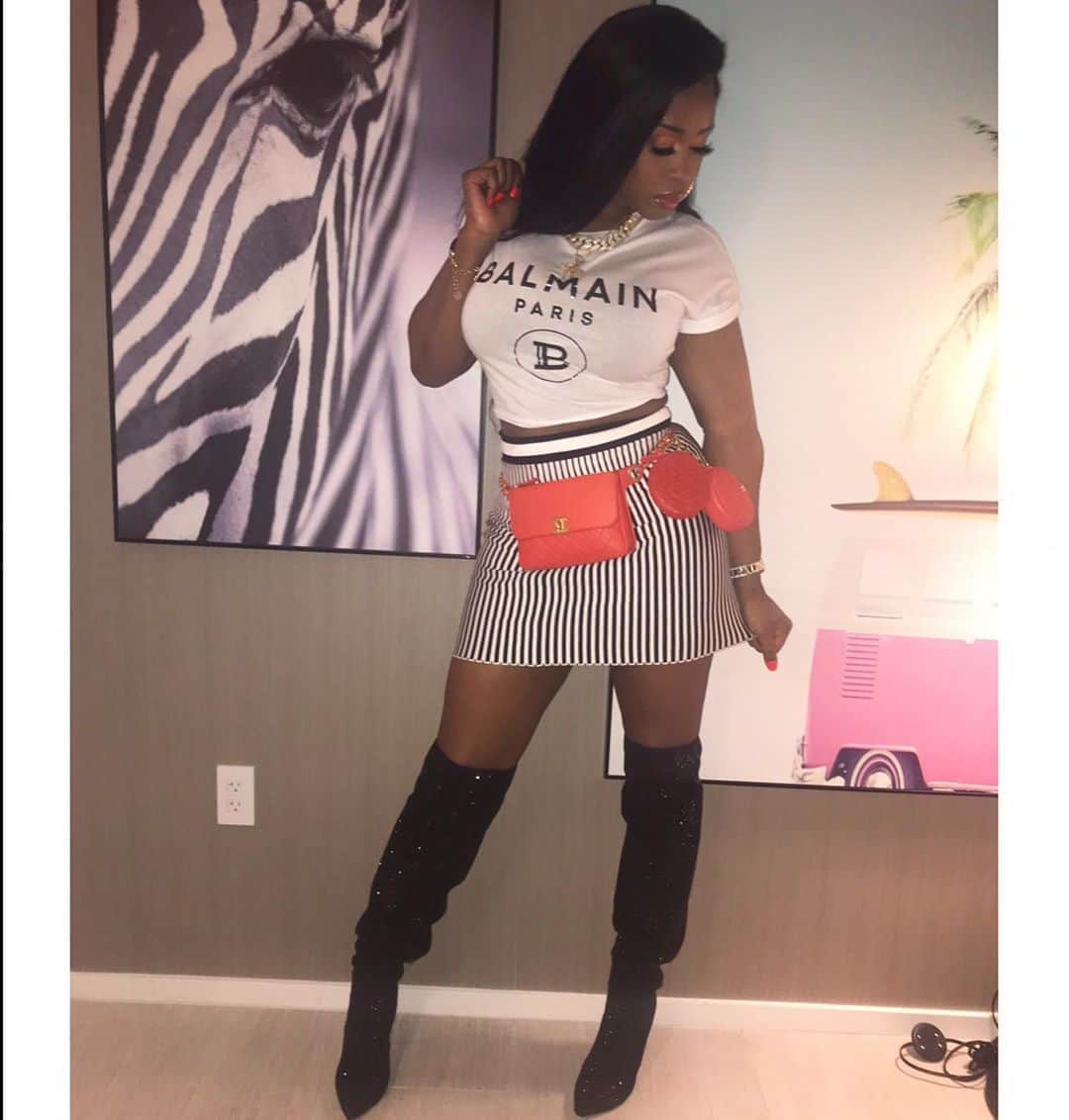 レミー・マーのインスタグラム：「@balmain crop top @off____white skirt @chanelofficial pouches @iamjenniferle boots #RemyMa」