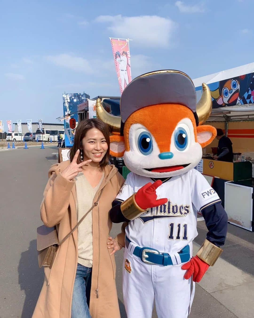 坂元美香さんのインスタグラム写真 - (坂元美香Instagram)「ブルくん！ . オリックスバファローズのキャンプ。ステージ前でのブルくんとの写真タイムにあまりにもお客さんが来なくて、MCのお姉さんが散々呼びかけてもぜんぜん集まらなくて、可哀想になったから仕方ない！と思って、撮ってあげようと思って小走りで向かったら、まさかの打ち切られるという… 🤷🏻‍♀️なんだかモテない男にふられた感があり、帰りにとっ捕まえてお願いして一緒に撮ってもらったわ！😤きっとこれはブルくんの作戦だわ！笑 . #オリックスバファローズ #オリックス #ブルくん #小田くんイケメン #宮崎キャンプ #宮崎 #清武総合運動公園 #坂元野球観戦記録 #坂元スポーツ観戦記2020」2月3日 13時49分 - mika_saka