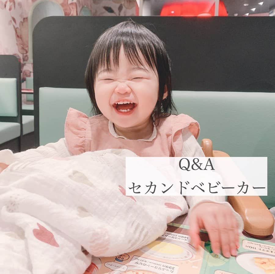 さっぴちゃんのインスタグラム：「♡. . セカンドベビーカーについて DMを結構いただいていたので、 こちらでお返事させていただきます☺️♡ . . 色々悩んでココロンにしました♡ もうね、本当にこれにして良かった！！ 細かいレビュー屋さんかのように 色々と書いてあるのでスワイプを👉 . . お陰様で、お出かけが快適になった♡ あかりもご機嫌で乗ってくれるし、 個人的にかなりおススメです♡♡♡ . . jeepとアップリカと、あと何個か 試乗してみましたが、ココロンに乗せた瞬間 あかりが1番落ち着いてて、 他のでは暴れたり泣いたりして全然 ダメで、逆に割とすぐ決められた😂❤︎ . . ちなみに1枚目は、どうしても サイゼの小エビのサラダが食べたくなり(笑) サイゼに行った時のあかりさん👶🏼🎀 . . わたしのパスタをモリモリ食べ、 ご満悦でした♡そしてこのソファー席に 付けられるお子様椅子が便利すぎて 買い取りたい勢いでございました🛋(笑) . . 今日は楽しみだ〜👹♡ 去年は何もしなかったから、今年は どんな感じになるかしら👶🏼❤︎❤︎❤︎ . . ………………………………(♡)……………………………… .」