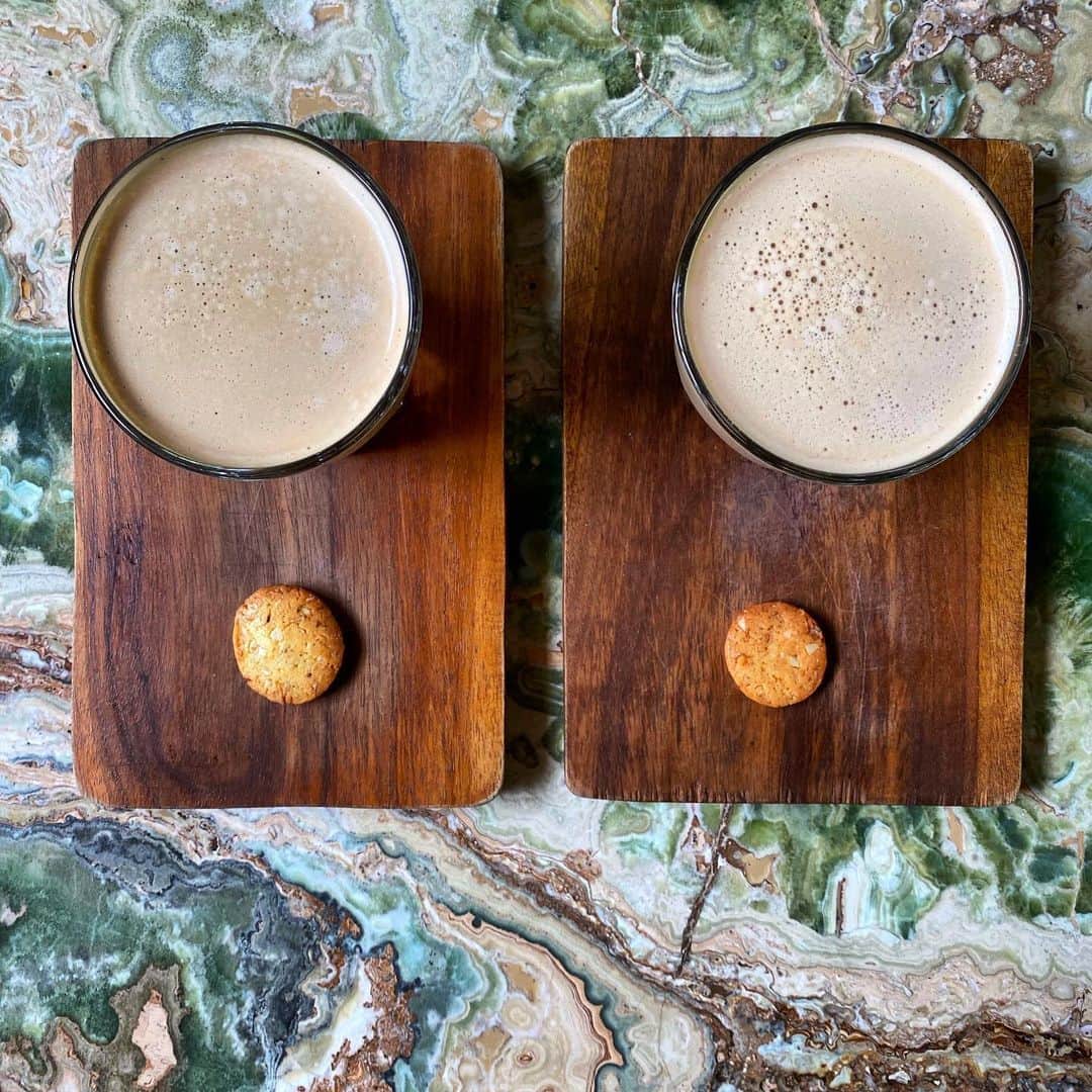 Symmetry Breakfastのインスタグラム：「Average coffee and a tiny cookie, living the dream as always guys! 🙋🏻‍♂️😘 #symmetrybreakfast #imonholiday #nicetable #bali @kilokitchenbali」