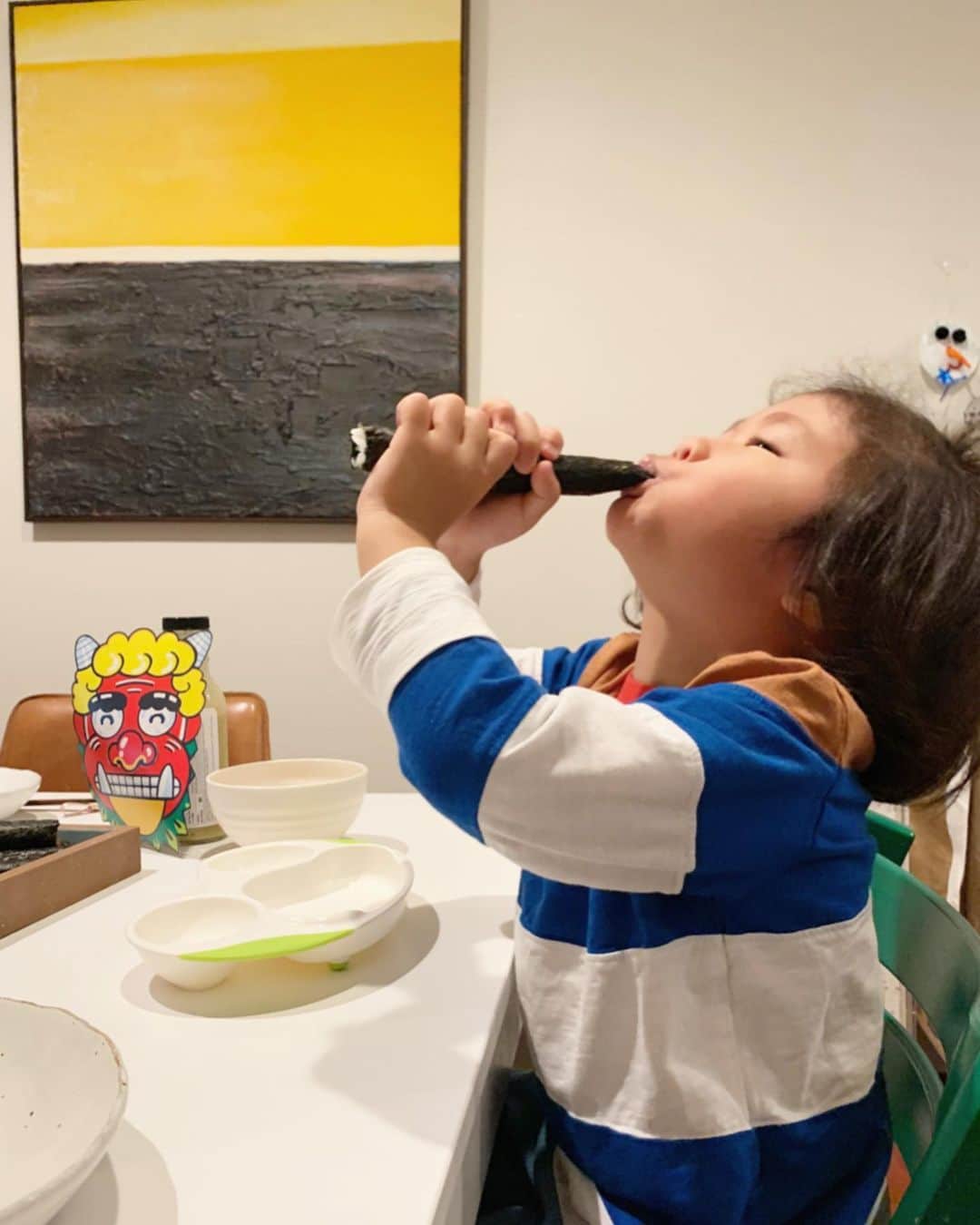 高木りなさんのインスタグラム写真 - (高木りなInstagram)「1日早いけどアッパがいる日曜日に節分ごはん👹✨西南西を向いて恵方巻きをがぶり。息子も納豆巻きをがぶり。わが家の今年の鬼役は次男くんです。笑 일본명절 #세쯔분 (절분. 입춘 전날) 이날은 일본 김밥을 정해진 방향을 향해서 끊지않고 한번에 말없이 먹어요. 그리고 도깨비탈을 쓰고 액이 나가기를 기원하는날인데, 올해 도깨비는... 막내다! ㅎㅎㅎ . #節分#立春#節分ごはん#恵方巻き#豆まき#おうちごはん#일본명절#에호마키#집밥#리나스테이블#setsubun#spring#rinastable」2月3日 14時04分 - rinasvoyage