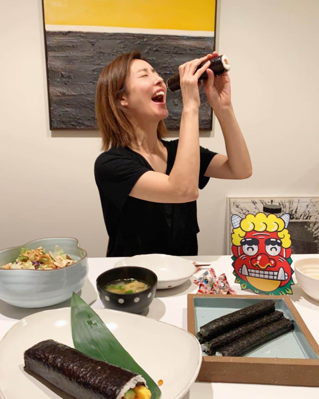 高木りなさんのインスタグラム写真 - (高木りなInstagram)「1日早いけどアッパがいる日曜日に節分ごはん👹✨西南西を向いて恵方巻きをがぶり。息子も納豆巻きをがぶり。わが家の今年の鬼役は次男くんです。笑 일본명절 #세쯔분 (절분. 입춘 전날) 이날은 일본 김밥을 정해진 방향을 향해서 끊지않고 한번에 말없이 먹어요. 그리고 도깨비탈을 쓰고 액이 나가기를 기원하는날인데, 올해 도깨비는... 막내다! ㅎㅎㅎ . #節分#立春#節分ごはん#恵方巻き#豆まき#おうちごはん#일본명절#에호마키#집밥#리나스테이블#setsubun#spring#rinastable」2月3日 14時04分 - rinasvoyage