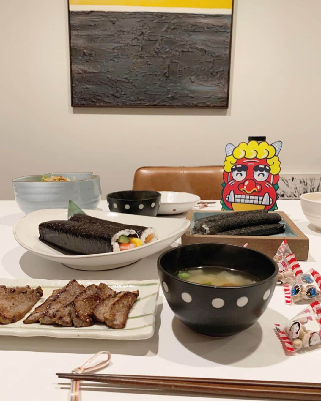 高木りなさんのインスタグラム写真 - (高木りなInstagram)「1日早いけどアッパがいる日曜日に節分ごはん👹✨西南西を向いて恵方巻きをがぶり。息子も納豆巻きをがぶり。わが家の今年の鬼役は次男くんです。笑 일본명절 #세쯔분 (절분. 입춘 전날) 이날은 일본 김밥을 정해진 방향을 향해서 끊지않고 한번에 말없이 먹어요. 그리고 도깨비탈을 쓰고 액이 나가기를 기원하는날인데, 올해 도깨비는... 막내다! ㅎㅎㅎ . #節分#立春#節分ごはん#恵方巻き#豆まき#おうちごはん#일본명절#에호마키#집밥#리나스테이블#setsubun#spring#rinastable」2月3日 14時04分 - rinasvoyage