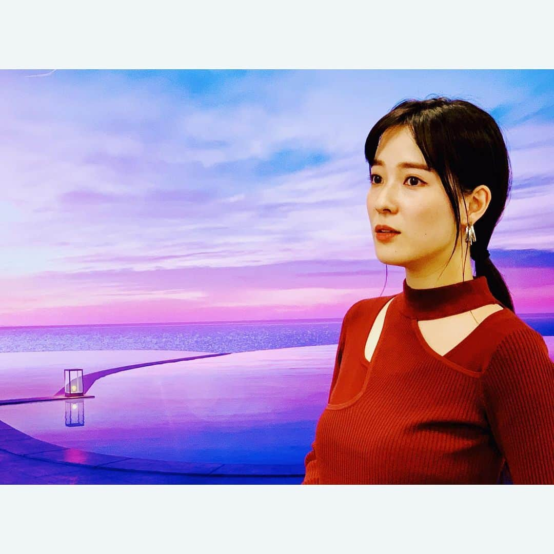 奈津子さんのインスタグラム写真 - (奈津子Instagram)「最速で咲いた桜を愛でにきました、と言いたいところですが☺️今日はLG SIGNATURE @lg_signature の取材で背景は同社の有機ELテレビ。ディスプレイの厚みはなんと3.9mmで壁掛けというよりも貼る感じに近いです。 ・ 映りの緻密さはもちろんのこと、AIで映像と音声を自動最適化してくれます。その場にいるように見えませんか？もう家電を超えてアートでした✨はあはあ興奮した😤 ・ #家電 #家電好き #家電女優 #奈津子 #テレビ　#有機elテレビ #lgsignatureoledtvw #壁掛けテレビ」2月3日 14時07分 - natsuko_kaden