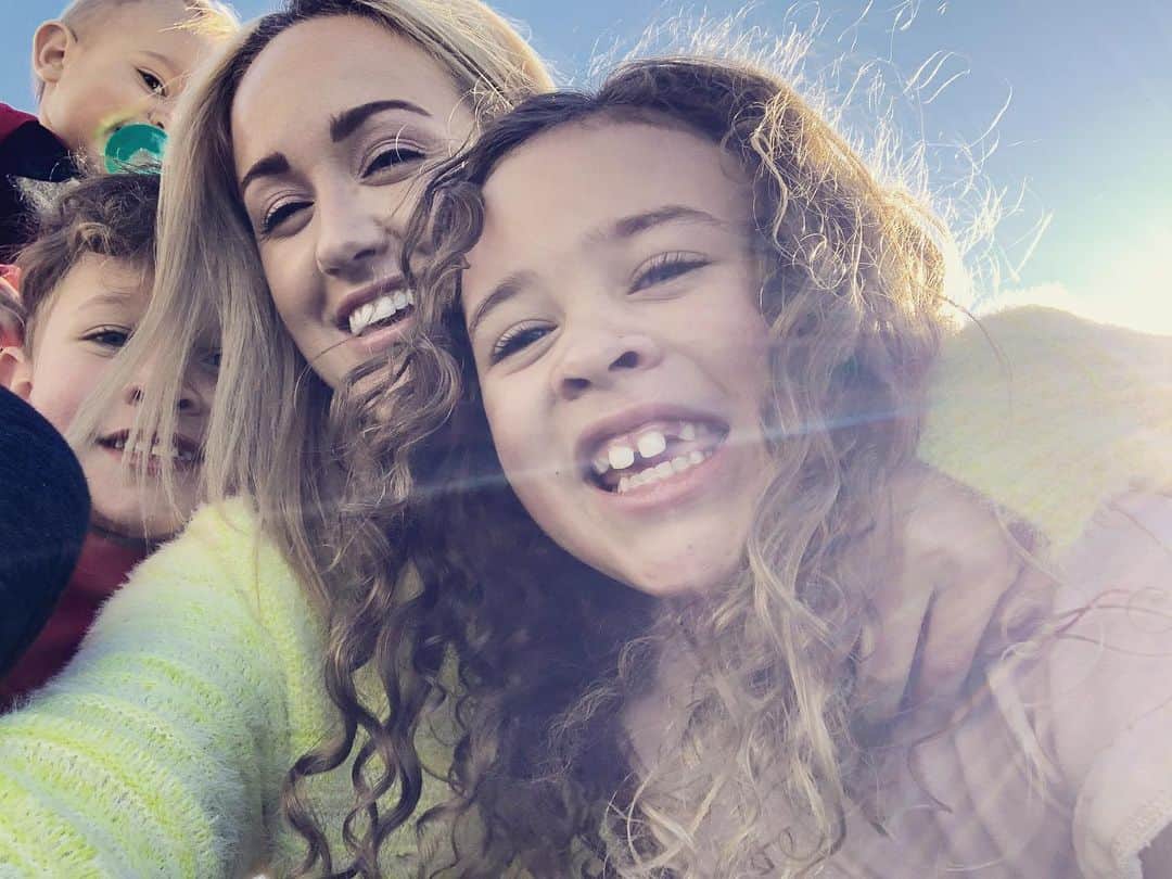 ブリット・ニコルのインスタグラム：「Hope you guys had a beautiful  Sunday! Thankful for the sunshine ☀️」