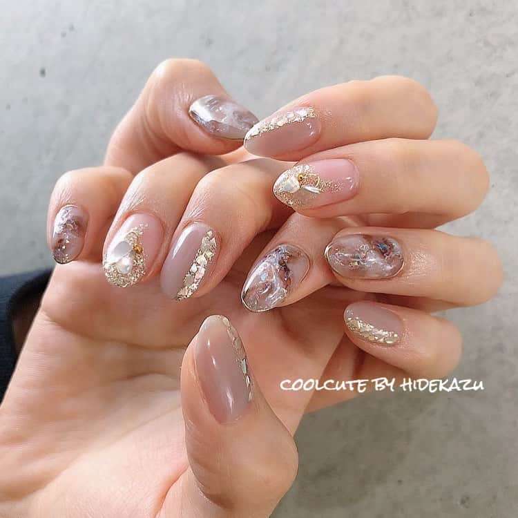 のインスタグラム：「ニュアンス天然石☆ ・ 人気のラメとシェルのキラキラスタイル🤙 ・ @tsumekira ・ ・ ・ ・ ネイル施術、レッスンのご予約お問い合わせはこちらから⬇️ プライベートサロンCoolCute 中目黒駅徒歩２分  ご予約はLINEより LINE 🆔→「@ghu9662h」 ※@マークをつけたままご検索ください。  もしくはプロフィールの「メール」よりお問い合わせください。  新店舗につき、ご新規様大歓迎。 お気軽にお問い合わせくださいませ。  #おしゃれ#ファッション#かっこかわいい#coolcute#hidekazu#メンズネイリスト#ネイル#ジェル#ジェルネイル#ジェルアート#ネイルデザイン#ネイルアート#大理石ネイル#天然石ネイル#大人ネイル#グレージュネイル#グリッター#スモーキーネイル#ラメネイル#グリッターネイル#シェルネイル #nail#nails#nailart#nailartist#gelnail#naturalstone#naturalstones#nailstagram#Instanail」