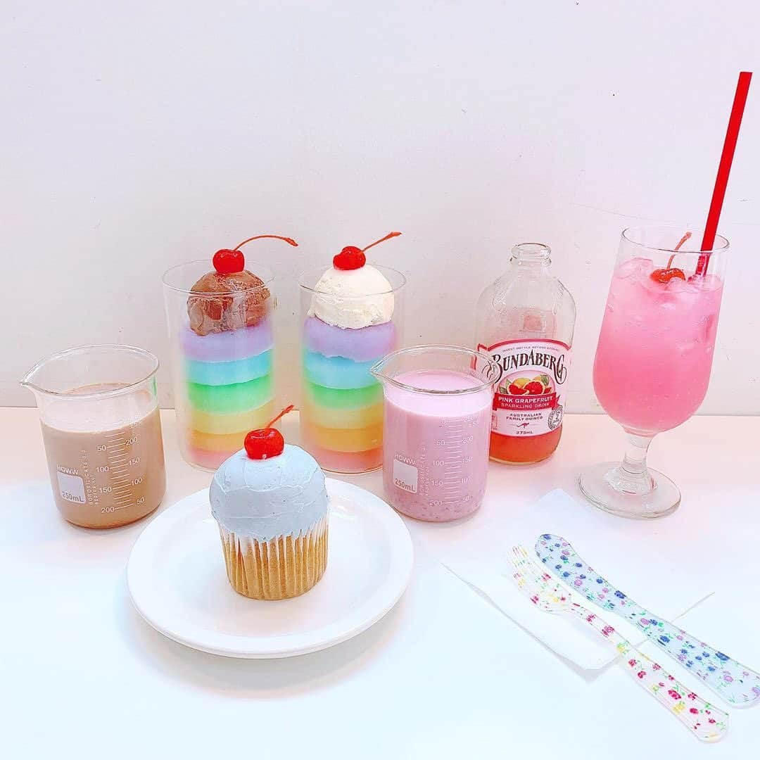 KIREIMOさんのインスタグラム写真 - (KIREIMOInstagram)「. 韓国で人気のカフェ🍰 レインボーラテのレインボーの部分は、なんと氷💡  ビーカーに入っている ラズベリーミルクとチョコレートミルクを それぞれ注げばとっても可愛いドリンクの出来上がりです🥛 . ------------------------------------------------------------ Place：of my butter ------------------------------------------------------------ . repost from @a_yaka77 . . . . キレイモのアカウントでは紹介する写真を募集中🍑 キレイモのオリジナルハッシュタグをつけてくれた投稿の中からピックアップし、写真をリポストさせていただきます✨  カフェ系の投稿は、ぜひ#kireimo_cafe をつけて投稿してみてね！ ※タイムラインで色味等を合わせるため、リポスト時に画像を加工して投稿する場合がございます。 . . #KIREIMO #キレイモ #脱毛 #全身脱毛 #脱毛サロン #美容 #美容情報 #美容部 #肌ケア #インスタ探検隊  #韓国カフェ #韓国旅行 #韓国女子旅 #カフェ巡り #韓国カフェ巡り #レインボーラテ #カップケーキ #弘大 #弘大カフェ #ホンデ #ホンデカフェ #ヨンナムドン #延南洞 #フォトジェニック  #レインボー #さくらんぼ #pinkstagram #カフェ巡り部 #ピンクスポット」2月3日 14時35分 - kireimo_official