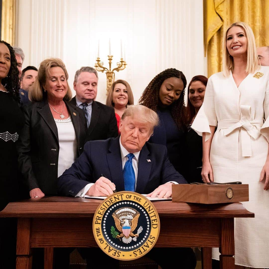 イヴァンカ・トランプさんのインスタグラム写真 - (イヴァンカ・トランプInstagram)「On Friday, POTUS signed an Executive Order to combat human trafficking and online child exploitation.  We will bring every resource to bear in fighting this evil and supporting survivors.」2月3日 5時55分 - ivankatrump