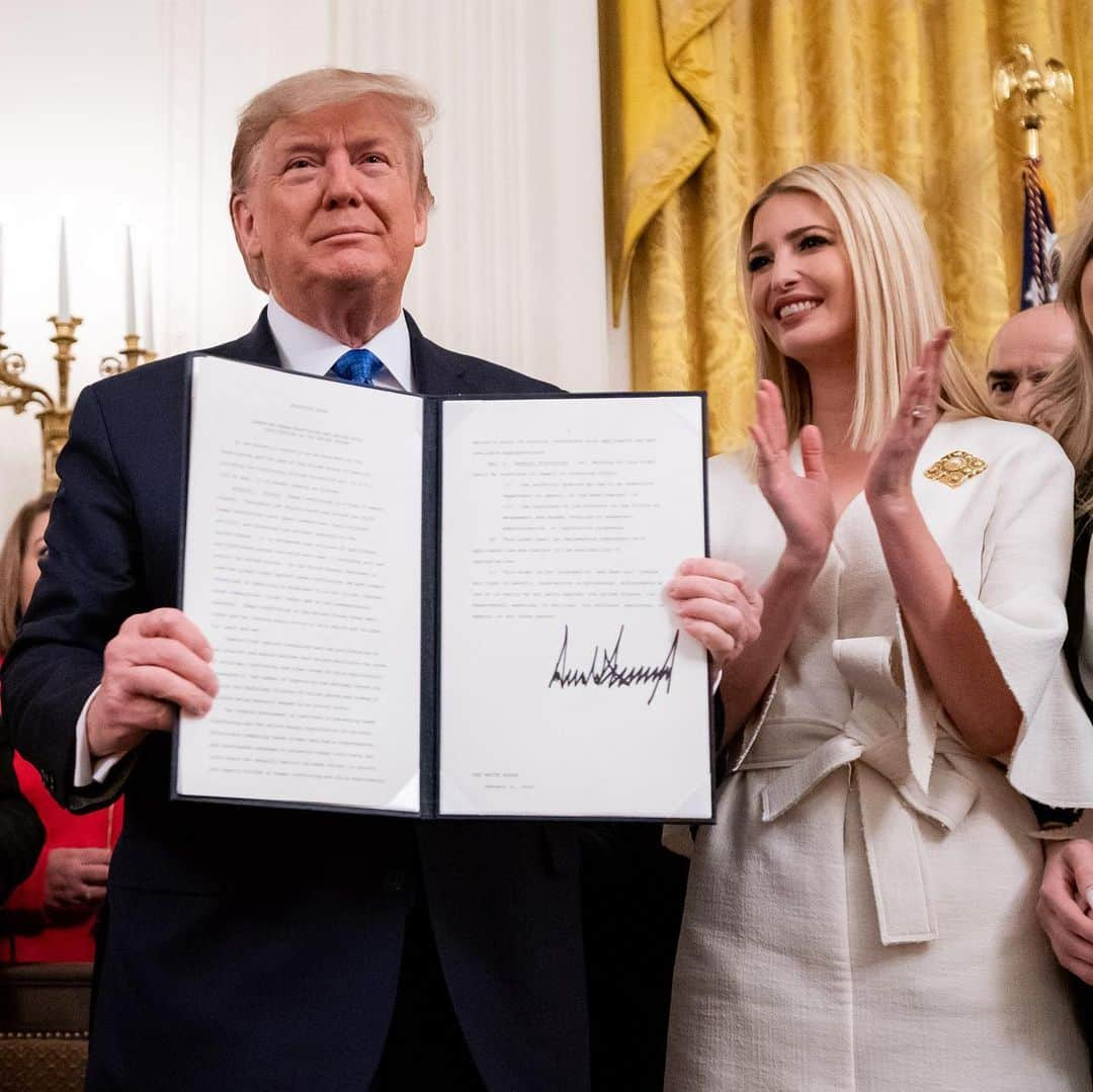 イヴァンカ・トランプさんのインスタグラム写真 - (イヴァンカ・トランプInstagram)「On Friday, POTUS signed an Executive Order to combat human trafficking and online child exploitation.  We will bring every resource to bear in fighting this evil and supporting survivors.」2月3日 5時55分 - ivankatrump