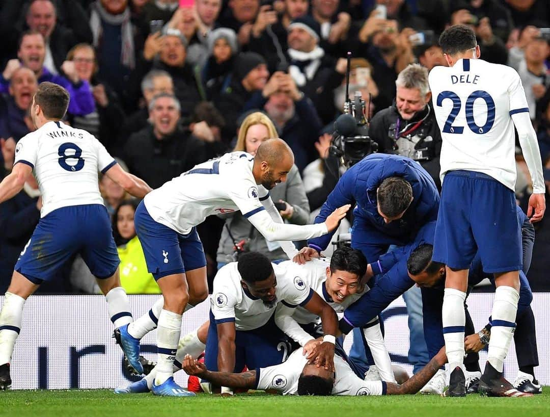 ベン・デイヴィスのインスタグラム：「So proud of the lads today! Congrats @stevenbergwijn on the debut and goal! Let’s kick on from here !!! #COYS 💙💙💙」