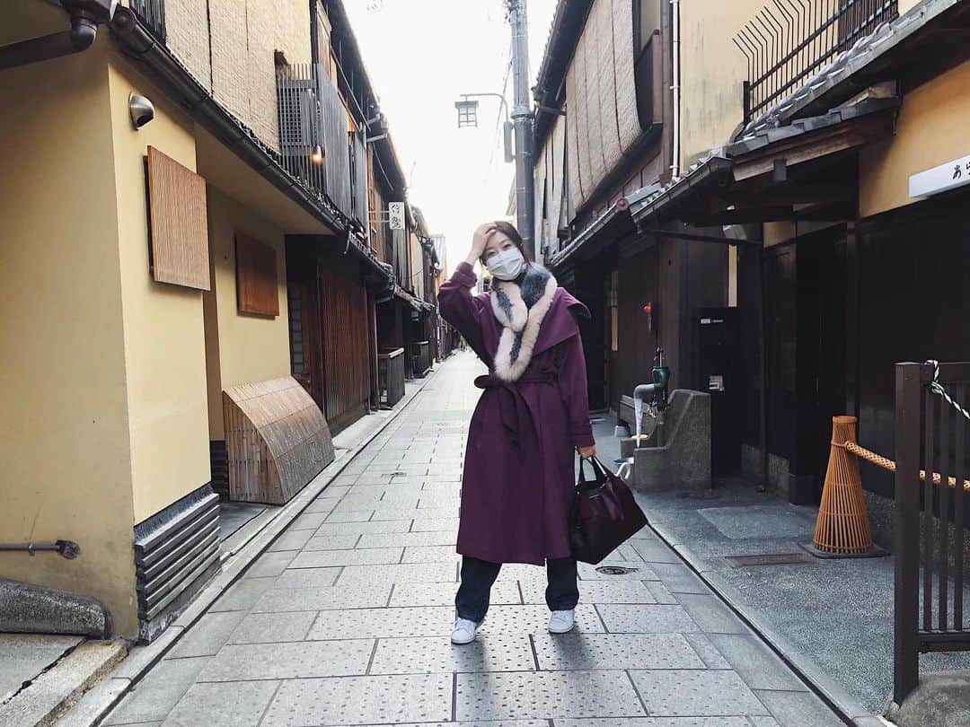 福井千佳さんのインスタグラム写真 - (福井千佳Instagram)「. . 😷 . #coordinate#code#fashioncode#コーディネート#デニムコーデ#ファーマフラー#ノスジョ#fossilstyle#スニーカーコーデ#kyoto#そうだ京都行こう#まち歩き . . 予防、ね。 そんな京都旅コーデ、でした。 . ひやっと、澄んだ空気感。 やっぱり京都の街並みが好き。 . . ちょっと心配事も多いけれど、 そんな時こそ深呼吸、笑顔で過ごせるように＾＾♡ . . とは言いつつ、今日も、明日も、 #京都 。 大好きなお仕事が続きます☺️✨✨ ご縁に感謝しかない。ルン。 . #model#fashionmodel#모델#和装モデル#webモデル#フリーランス#freelance#福井千佳#chika_fukui#インフルエンサー#beauty#followme#style#おしゃれさんと繋がりたい#picoftheday#japan#chika_fashion」2月3日 6時27分 - chika291