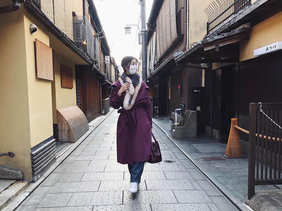 福井千佳さんのインスタグラム写真 - (福井千佳Instagram)「. . 😷 . #coordinate#code#fashioncode#コーディネート#デニムコーデ#ファーマフラー#ノスジョ#fossilstyle#スニーカーコーデ#kyoto#そうだ京都行こう#まち歩き . . 予防、ね。 そんな京都旅コーデ、でした。 . ひやっと、澄んだ空気感。 やっぱり京都の街並みが好き。 . . ちょっと心配事も多いけれど、 そんな時こそ深呼吸、笑顔で過ごせるように＾＾♡ . . とは言いつつ、今日も、明日も、 #京都 。 大好きなお仕事が続きます☺️✨✨ ご縁に感謝しかない。ルン。 . #model#fashionmodel#모델#和装モデル#webモデル#フリーランス#freelance#福井千佳#chika_fukui#インフルエンサー#beauty#followme#style#おしゃれさんと繋がりたい#picoftheday#japan#chika_fashion」2月3日 6時27分 - chika291