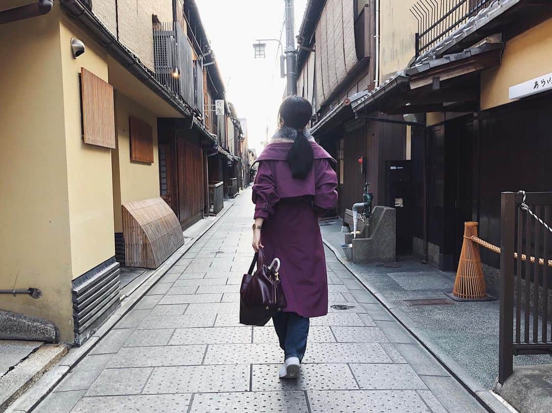 福井千佳さんのインスタグラム写真 - (福井千佳Instagram)「. . 😷 . #coordinate#code#fashioncode#コーディネート#デニムコーデ#ファーマフラー#ノスジョ#fossilstyle#スニーカーコーデ#kyoto#そうだ京都行こう#まち歩き . . 予防、ね。 そんな京都旅コーデ、でした。 . ひやっと、澄んだ空気感。 やっぱり京都の街並みが好き。 . . ちょっと心配事も多いけれど、 そんな時こそ深呼吸、笑顔で過ごせるように＾＾♡ . . とは言いつつ、今日も、明日も、 #京都 。 大好きなお仕事が続きます☺️✨✨ ご縁に感謝しかない。ルン。 . #model#fashionmodel#모델#和装モデル#webモデル#フリーランス#freelance#福井千佳#chika_fukui#インフルエンサー#beauty#followme#style#おしゃれさんと繋がりたい#picoftheday#japan#chika_fashion」2月3日 6時27分 - chika291