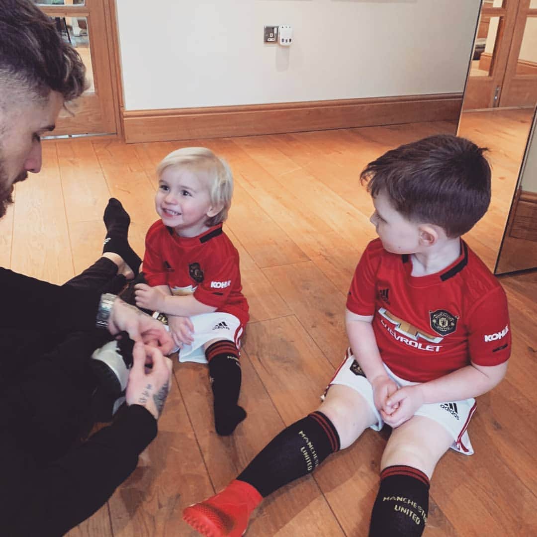 ジョー・ベネットのインスタグラム：「What a new Football kit can do... (they chose it 😂👀) look at that smile 😍😁❤❤」