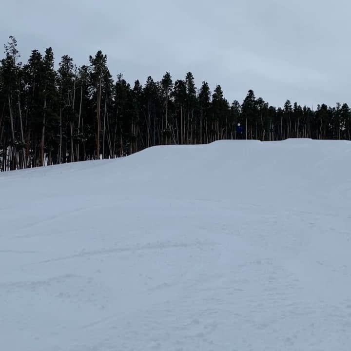 ジョーダン・モエラーのインスタグラム：「Super slow Jomo on snow 🏂 first boarding trip of the season ✔️✔️ 🎥 ~ @jiminycrikkit  #keystone #snowboarding #powderdays #boardbum」