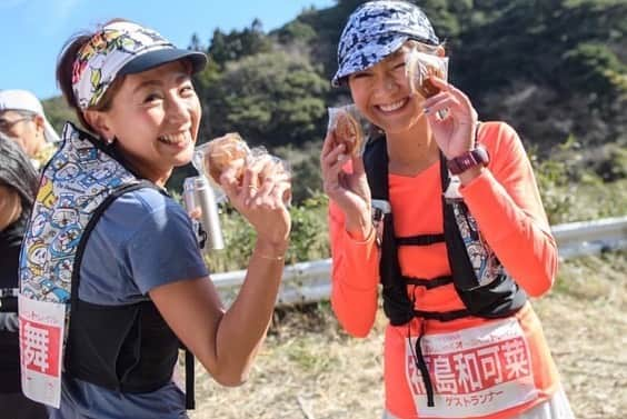 福島和可菜さんのインスタグラム写真 - (福島和可菜Instagram)「おはようございます☀️ 今回も、 🦐伊勢えびとあわびが専門の宿🦐 大野荘さん  にお世話になりました✨美味し過ぎるあわびを、ビックリするほどたくさんいただきました🤤いつも本当にありがとうございます🥺💐 ただいまー✋と言って泊まる宿🥰完全に関東の実家です🏠（笑）  まだまだ載せられていなかった写真があるので、 載せますね😆  前半の写真は、 フォトグラファーでトレイルランナー 下山さん @nblucks  が撮って下さった写真です📸  良い写真過ぎる😭🎉 #trail #running #love #run #イセエビ #CUP #おんじゅく #オーシャン #トレイル #ゲストランナー #コース #最高 #楽しかった #Marathon #大野荘 #あわび #素敵宿 #山 #海 #ロード #バランス #perfect #ドラえもん #ありがとうございました #beer #photo #🗻 #🌊 #🏃‍♂️ #❤️」2月3日 7時23分 - fukushimawakana