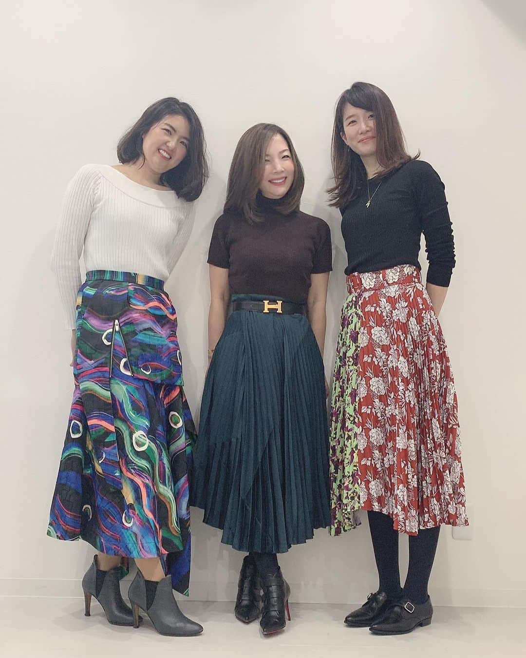 のインスタグラム：「﻿ ﻿ 変革するには、﻿ 今まで自分にはなかった 新しい視点や﻿考え方が必要。﻿ ﻿ ﻿ それをもとに行動していく。﻿ 成長って螺旋階段。﻿ ﻿ ﻿ よくよく見ないと、﻿ ずっと同じ場所にいる気がしたり、﻿ 何か起こると戻った気さえする。﻿ ﻿ ﻿ 少しずつ、少しずつ。﻿ ﻿ ﻿ 結果に囚われず、 プロセスを大事に進む。﻿ ﻿ ﻿ 自分のものになって来た時、﻿ 在り方が変わり、﻿ 環境も何も変わっていないのに、﻿ 自然と周りにも変化が。﻿ ﻿ ﻿ ドン底から幸せへ﻿ 他人軸から自分軸へ﻿ マイナスからの選択を﻿ プラスからの選択に変え、﻿ 不可解な愛が理解出来るように。﻿ ﻿ ﻿ たった数ヶ月で 人生が変わっていくのに﻿ 携わる事が楽しすぎる。﻿ ﻿ ﻿ 20期Diploma講座﻿ ベーシッククラス終了。﻿ ﻿ ﻿ 1枚の写真は、 ウーマンファミリーの2人。﻿ 自分の経験とこれまでの 学びを生かして、﻿ 講座サポートをしてくれました！﻿ @24_makiko ちゃん、 モコちゃん、ありがとう。﻿ ﻿ ﻿ ２枚目は、魅力の引き出しが 倍増した﻿講座生のみんな﻿。 ﻿ ﻿ そして魅力アップの お手伝いしてくれた﻿ @eriko_satoh_ さん、 ありがとう💓﻿ ﻿ ﻿ まだまだ変革は続く。﻿ ﻿ ﻿ -------------------------------------------﻿ ﻿ ♦︎ Grace Salon ﻿ オンライン上で学べるサロン﻿ @hirokograce プロフURLより﻿ ﻿ ﻿ ♦︎ 継続メンタープログラム  3ヶ月待ち﻿ 空席募集は、プロフURLより﻿ 無料メールマガジンにご登録ください﻿ ﻿ ﻿ ♦︎ ウーマン魅力学Diploma講座募集﻿ ﻿ ・21期 満席﻿ ・22期 2020年3月 募集中﻿ ﻿ プロフURLより﻿ ﻿ ﻿ 著書：﻿ 夫を最強のパートナーにする方法（大和書房）﻿ やめたら幸せになる妻の習慣（Wave 出版）﻿ 愛され妻の習慣（Wave 出版）﻿ ﻿ ﻿ ▶︎ ブックアカウント ﻿ @hirokograce_books ﻿ ﻿ #gracesalon#ウーマン魅力学 #ヒロコの愛されマインド #ヒロコ流ブレない女性の生き方  #生き方#アラフォーママ  #パートナーシップ #海外志向 #ニューヨーク流マインド  #ライフスタイル #海外旅行 #ぶれない軸 #女性の生き方 #グローバルスタンダードマインド #キャリアウーマン #女性経営者 #女性起業家 #海外ファッション #アラサーコーデ #年齢の重ね方 #生き方改革 #不安解消#海外暮らし #素敵空間」