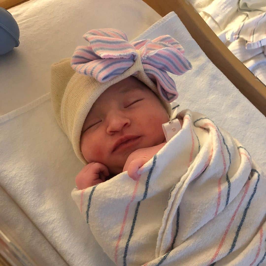 マリッサ・キャステリのインスタグラム：「I am officially an auntie! Welcome to the family Olivia Rae ❤️2.2.20」