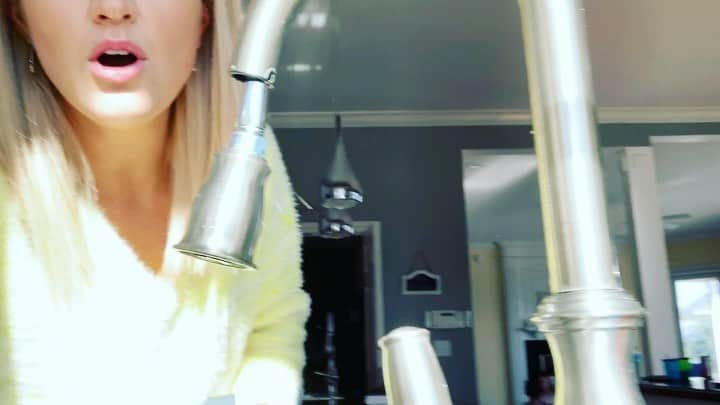 ブリット・ニコルのインスタグラム：「I’m gonna call this “Songs from the Sink” haha. I spend A LOT of my time here washing dishes, cooking for my babies, cleaning, getting snacks, ect..... you mommas know what I’m talking about. Every morning I sing a new song to the Lord and I thought I would let you in on it! :) This one is by @eddiejames_  it’s called “I AM.” Praise and Thanksgiving are key in your life!!! Stay thankful and never stop Praising God 💚 #songsfromthesink #brittnicole」