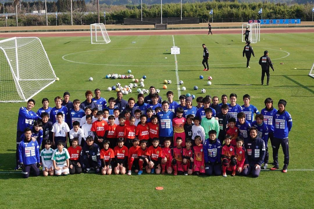 横浜FCさんのインスタグラム写真 - (横浜FCInstagram)「- 宮崎キャンプ6日目。 午前中は、日南市内の小、中、高生を対象にサッカー教室を開催しました。鬼ごっこ、ミニゲームなどを通して、笑顔の絶えない教室となりました。 - #YOKOHAMAFC #横浜FC #HAMABLUE #HAMAPRIDE #jleague #日南 #日南キャンプ #サッカー教室」2月3日 7時42分 - yokohamafc_official