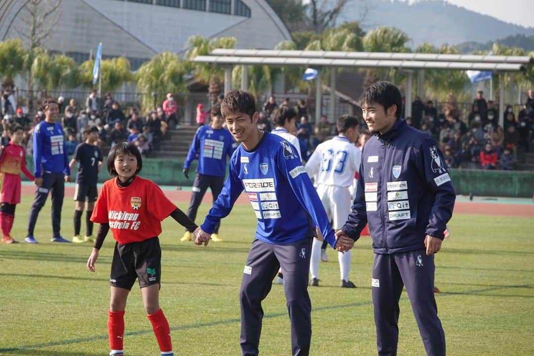 横浜FCさんのインスタグラム写真 - (横浜FCInstagram)「- 宮崎キャンプ6日目。 午前中は、日南市内の小、中、高生を対象にサッカー教室を開催しました。鬼ごっこ、ミニゲームなどを通して、笑顔の絶えない教室となりました。 - #YOKOHAMAFC #横浜FC #HAMABLUE #HAMAPRIDE #jleague #日南 #日南キャンプ #サッカー教室」2月3日 7時42分 - yokohamafc_official