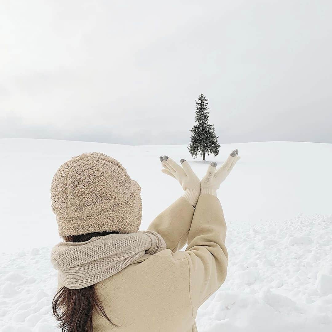 MERYさんのインスタグラム写真 - (MERYInstagram)「. 雪が降る寒い今季だからこそ、外に出て手のひらサイズの雪だるまを作ってみませんか♡ 北海道の『ファームズ千代田 ふれあい牧場』などのように、一面雪景色を楽しむことが出来る場所もあるはず！ とびきりの冬デートを、暖かなもこもこコーデで堪能してくださいね♪ . MERYでは他にも「かわいい」に近づくさまざまな情報を発信しています。 @mery.beauty コスメ・美容に特化した情報をお届け♡ @mery_spot 話題のカフェやお出かけスポットをご紹介！ こちらもぜひチェックしてみてください！ . . photo by @by.sunset . #MERY #regram #winter #snow #snowman #japan #white #sapporo #beautifuljapan #삿포로#삿포로여행#겨울여행#눈사람 #雪だるま #雪 #冬コーデ #冬 #北海道 #冬デート #ホワイトコーデ #手元倶楽部 #手元くら部 #手袋 #コート #コートコーデ #マフラー #お洒落 #お洒落さんと繋がりたい #MERY女子 #メリー」2月3日 8時00分 - mery.jp