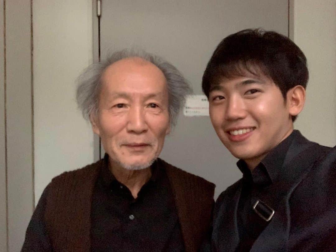 のインスタグラム：「#アルトゥロ・ウイの興隆  役者 役 小林勝也さんと ・ 稽古場で見た時から 「この人は本当に凄い」と思わせてくれる方でした ・ #アルトゥロウイの興隆 #KAAT #KAAT芸術劇場 #舞台 #stage #出演者 #役者 #俳優 #actor #ジーリ #ブレヒト #神奈川 #横浜 #小林勝也 さん」