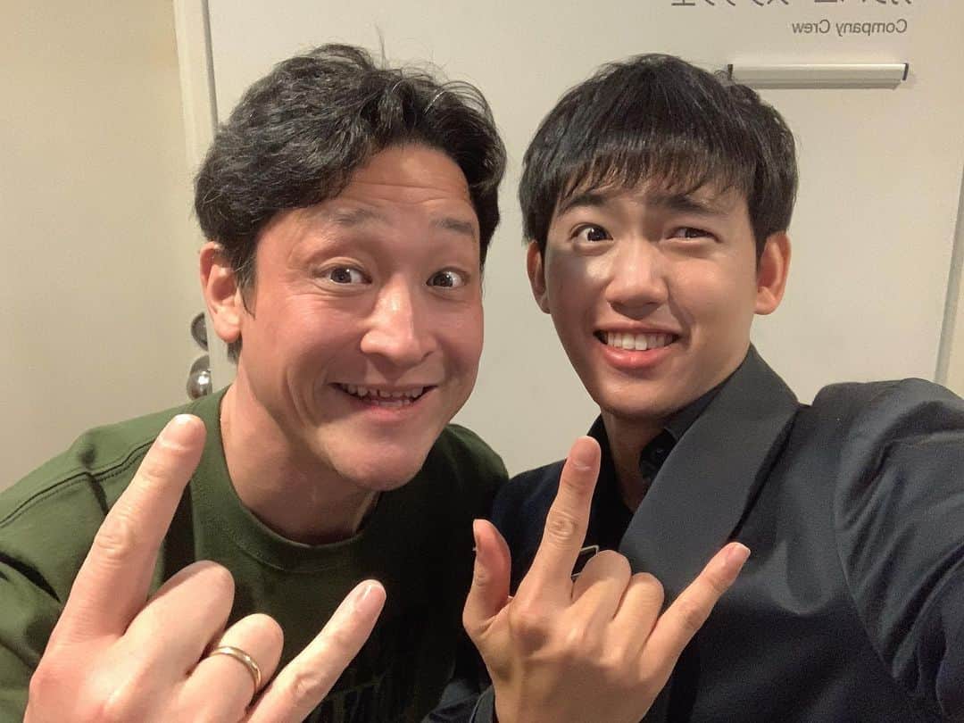のインスタグラム：「#アルトゥロ・ウイの興隆  ジーリ役 粟野史浩さんと ・ ジーリの場を席巻出来る乱暴なパワーが僕の一番でした ・ #アルトゥロウイの興隆 #KAAT #KAAT芸術劇場 #舞台 #stage #出演者 #役者 #俳優 #actor #ジーリ #マヌエレジーリ #道化のジーリ #ブレヒト #神奈川 #横浜」