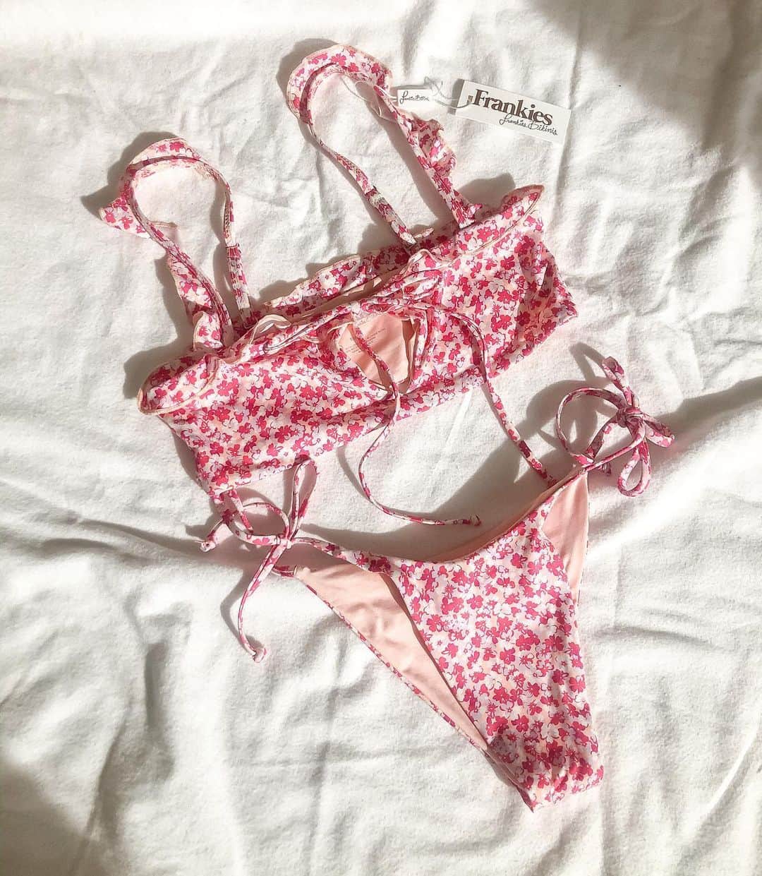 FRANKIES BIKINISさんのインスタグラム写真 - (FRANKIES BIKINISInstagram)「more spring florals coming for you tomorrow morning. 9am pst / 12pm est. ask your sizing questions now. ✍🏼」2月3日 8時11分 - frankiesbikinis