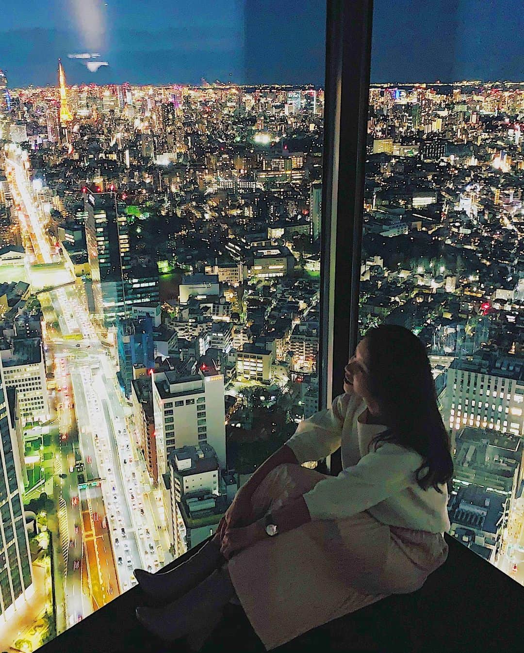 日下裕江さんのインスタグラム写真 - (日下裕江Instagram)「東京タワー🗼まで 一直線に伸びる246が 格好良かった✨  セルリアンタワーは少し渋谷からズレた場所にあるし、  やっぱり 渋谷駅に建ってるだけあって 渋谷のど真ん中真上から見下ろす景観は圧倒的にスクランブルスクエアの方が凄かった👏✨ 都内に高層ビルの展望台 沢山あるけど、 駅の真上というのは 今までに無い景観だから、 都内の展望台の中で、 渋谷スカイが1番好きかも💓  来て良かった♪  #渋谷スカイ #渋谷スクランブルスクエア #スクランブルスクエア #shibuyasky #shibuyascramblesquare #246 #tokyotower #東京タワー」2月3日 8時17分 - hiroe___h