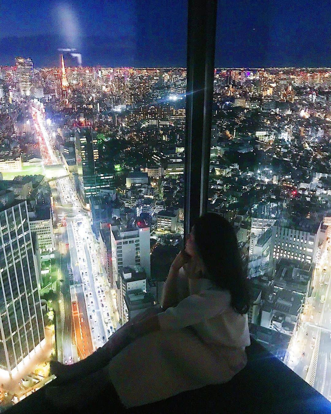日下裕江さんのインスタグラム写真 - (日下裕江Instagram)「東京タワー🗼まで 一直線に伸びる246が 格好良かった✨  セルリアンタワーは少し渋谷からズレた場所にあるし、  やっぱり 渋谷駅に建ってるだけあって 渋谷のど真ん中真上から見下ろす景観は圧倒的にスクランブルスクエアの方が凄かった👏✨ 都内に高層ビルの展望台 沢山あるけど、 駅の真上というのは 今までに無い景観だから、 都内の展望台の中で、 渋谷スカイが1番好きかも💓  来て良かった♪  #渋谷スカイ #渋谷スクランブルスクエア #スクランブルスクエア #shibuyasky #shibuyascramblesquare #246 #tokyotower #東京タワー」2月3日 8時17分 - hiroe___h