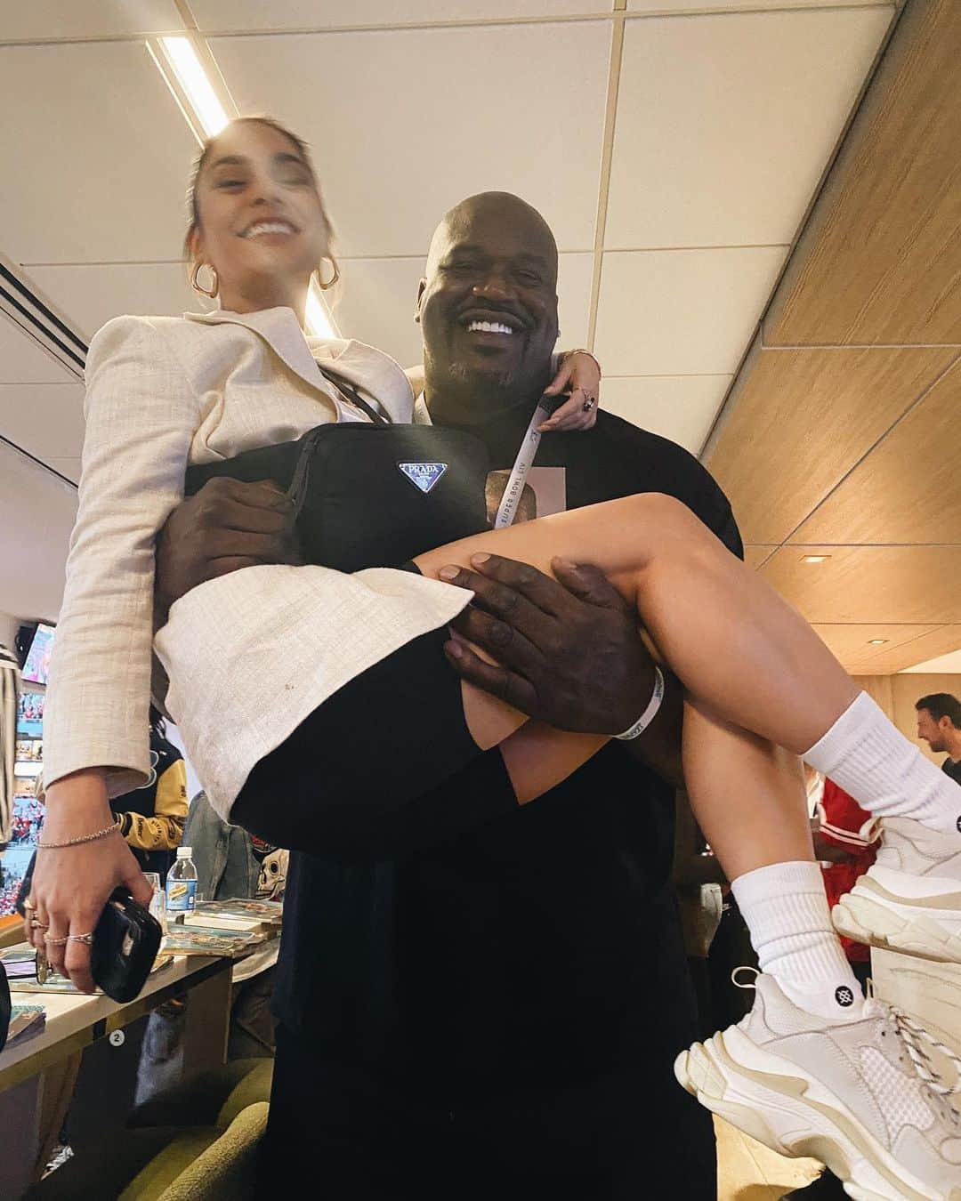 ヴァネッサ・ハジェンズさんのインスタグラム写真 - (ヴァネッサ・ハジェンズInstagram)「Well, this happened 😂😂😂 @shaq」2月3日 8時43分 - vanessahudgens