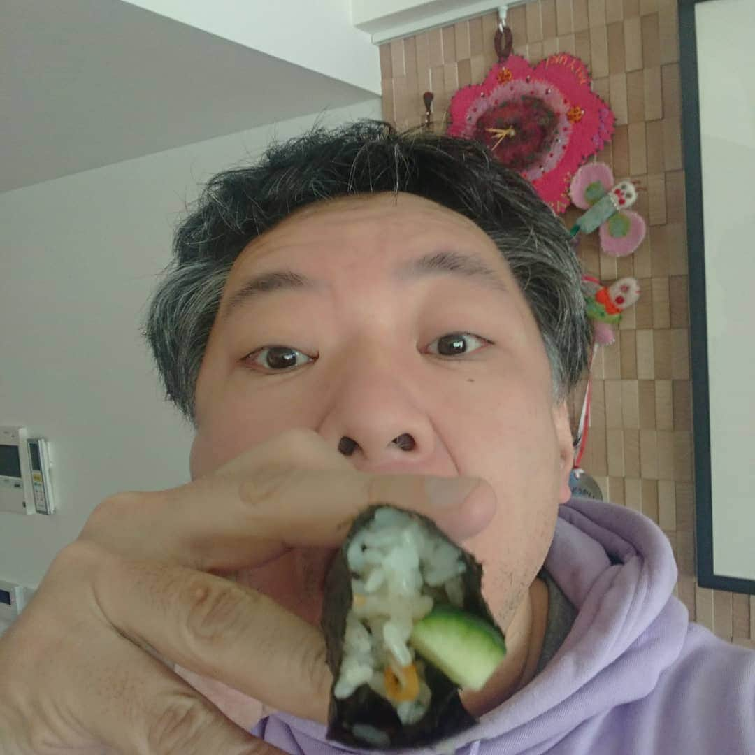 鈴木おさむさんのインスタグラム写真 - (鈴木おさむInstagram)「恵方巻。朝から恵方しました！今年は西南西！なんだか、スッキリしました！」2月3日 8時52分 - osamuchan_suzuki