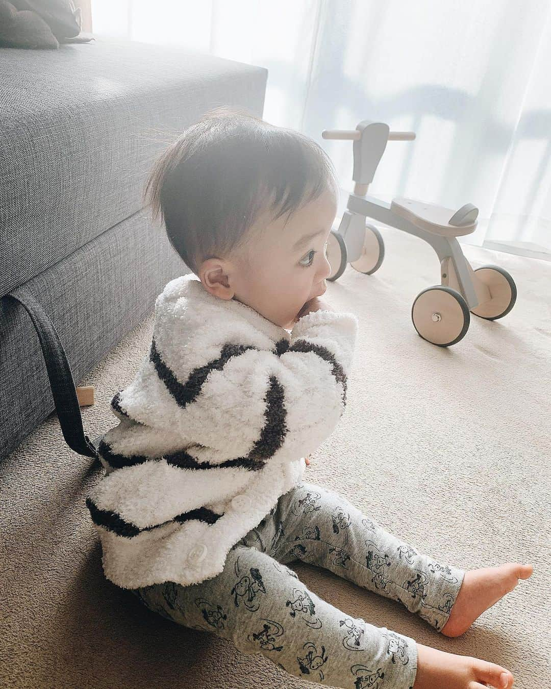 小西翼さんのインスタグラム写真 - (小西翼Instagram)「. 後ろにあるfirst bike🚲が 大好きで指差して遊ぼって 訴えてくるのがかわいい🥰 . 今はNHKに夢中。 . #1st」2月3日 8時53分 - tucha_k