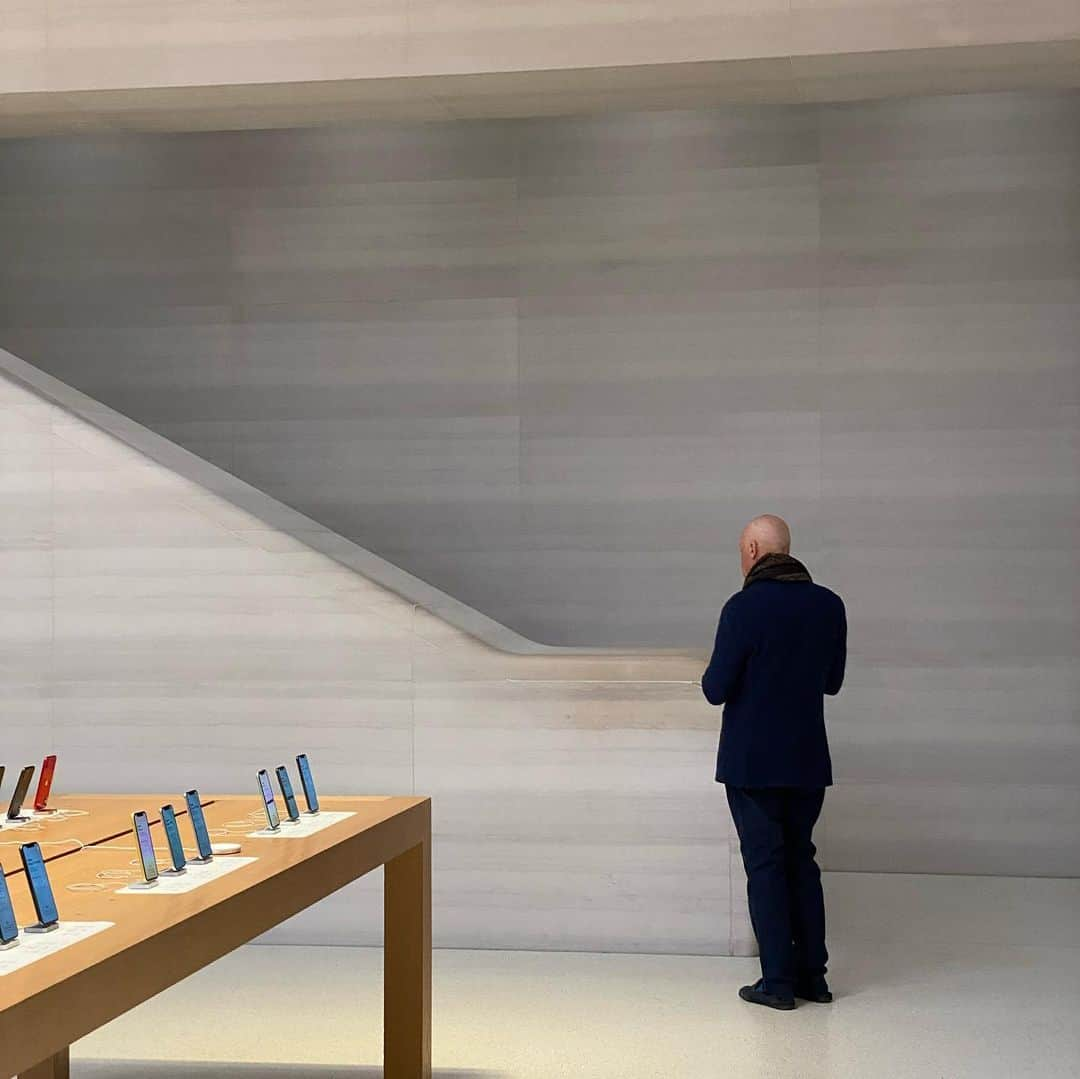 ノーマン・フォスターさんのインスタグラム写真 - (ノーマン・フォスターInstagram)「Revisiting our Apple store in New York.」2月3日 9時05分 - officialnormanfoster