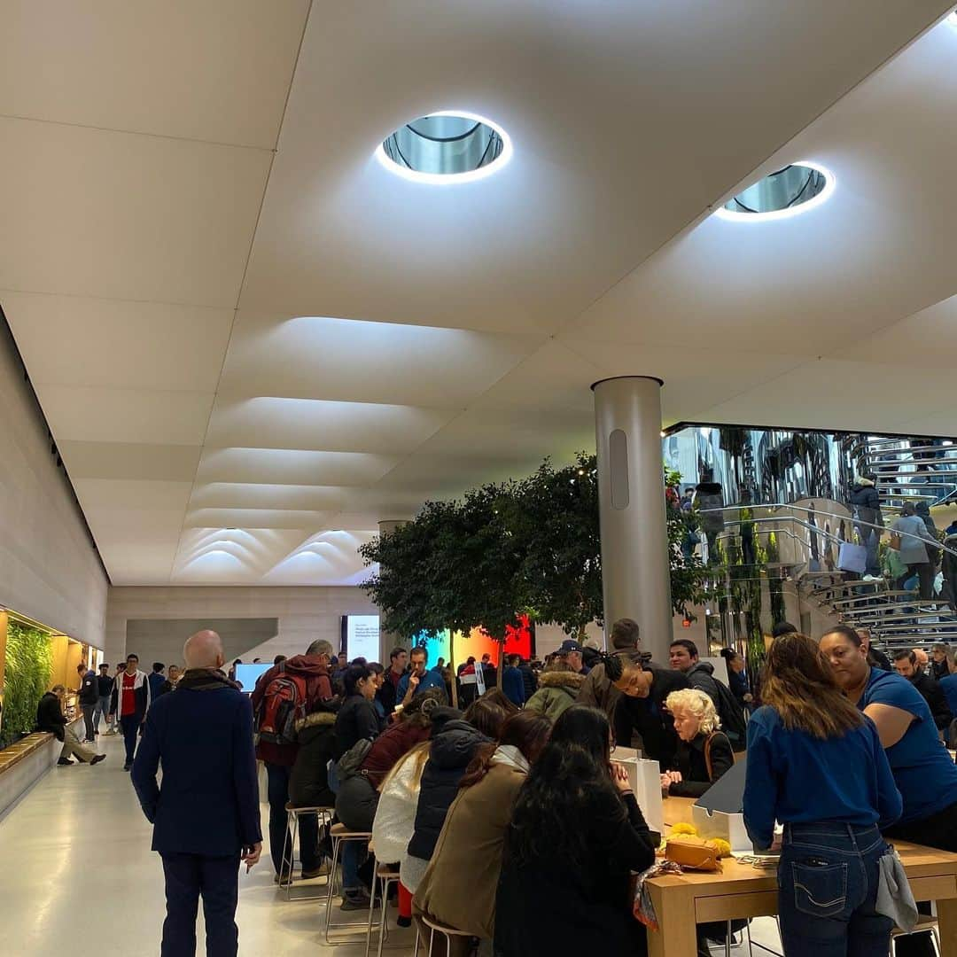 ノーマン・フォスターさんのインスタグラム写真 - (ノーマン・フォスターInstagram)「Revisiting our Apple store in New York.」2月3日 9時05分 - officialnormanfoster