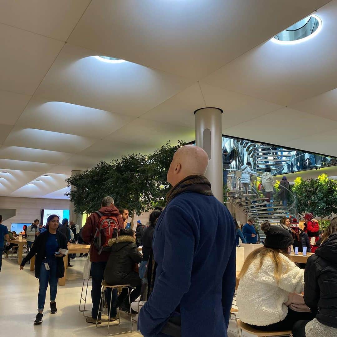 ノーマン・フォスターさんのインスタグラム写真 - (ノーマン・フォスターInstagram)「Revisiting our Apple store in New York.」2月3日 9時05分 - officialnormanfoster