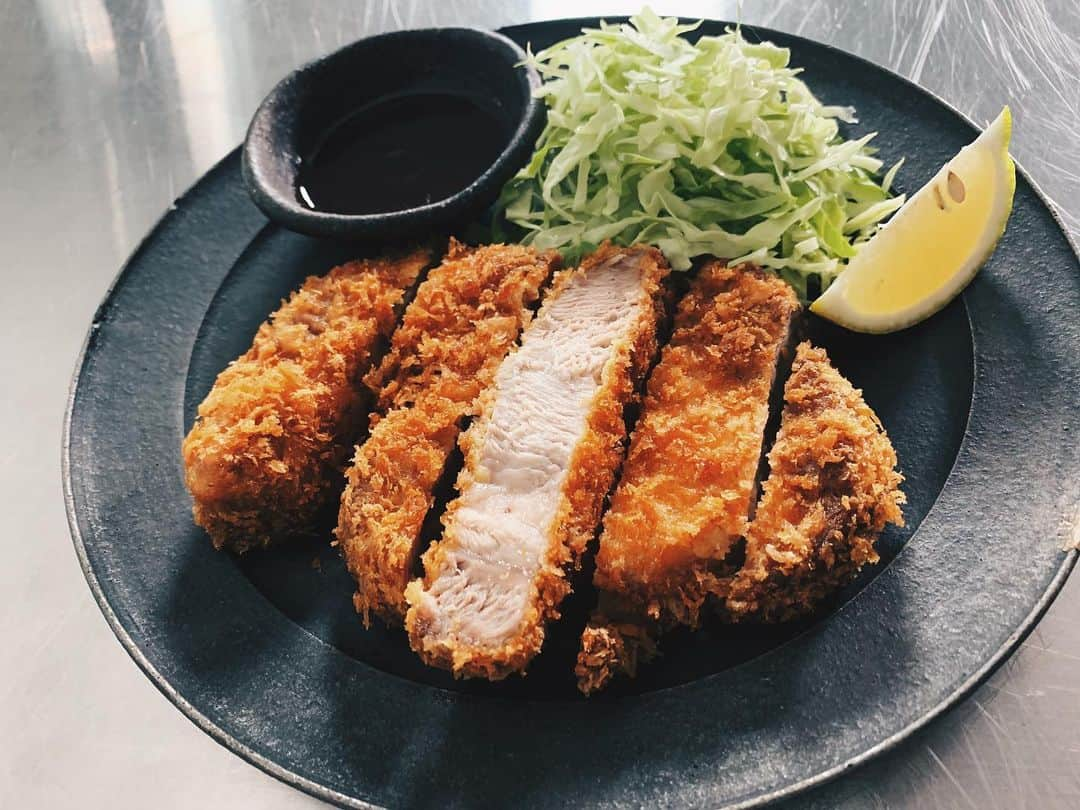 水嶋ヒロさんのインスタグラム写真 - (水嶋ヒロInstagram)「Hiro-Meshi ☺︎ #11 How To Cook “TONKATSU” Japanese Home-Style Cooking. Link in Bio. #NewEpisode #12 #Uploaded #新エピソード #更新 #youtubechannel #hiromizushima #hiromeshi #ヒロメシ #水嶋ヒロ #とんかつ #japaneseporkcutlet #japanesehomestylecooking #家庭料理 #初心者 #beginner #BANZAIJAPAN #music」2月3日 9時03分 - hiro_mizushima_official