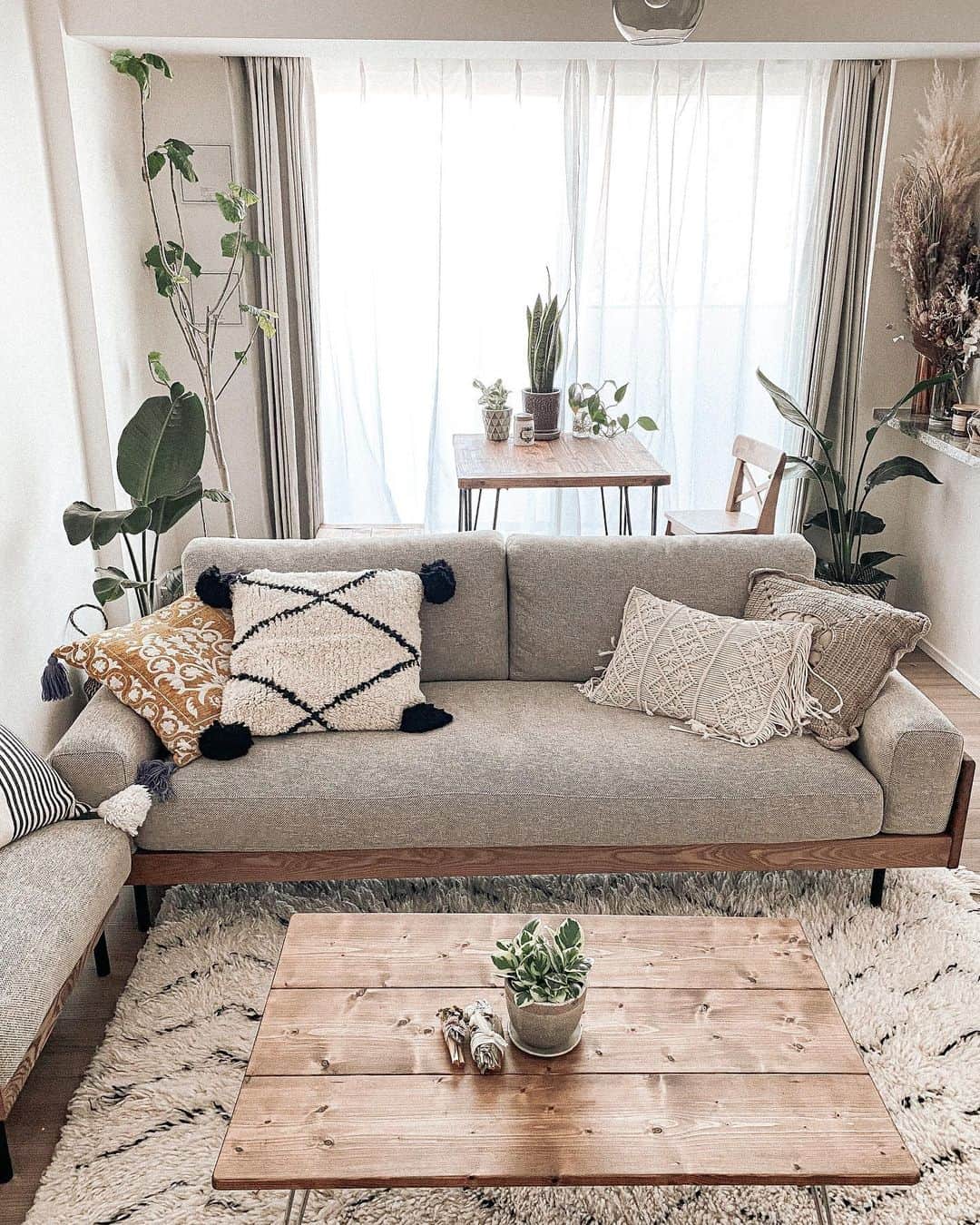 Manamiのインスタグラム：「living room🛋🌿 やっと家具が揃い始めておうちが整ってきた🥰 ソファーは @unico_fan ラグは @zwinacollection キッチン棚が未だに見つかってない🥺 ㅤ #マナシカの家 #一人暮らし」